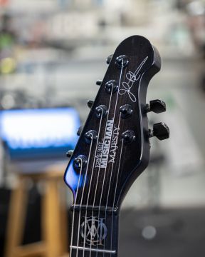 Music Man John Petrucci Majesty 7 Black Knight (Käytetty)